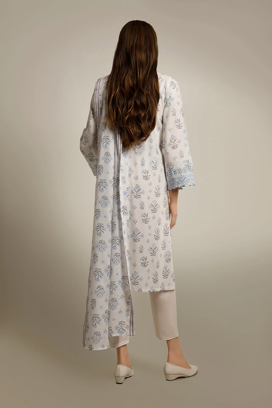 Luxury Emb Lawn Stitched 3 Piece - Image 2