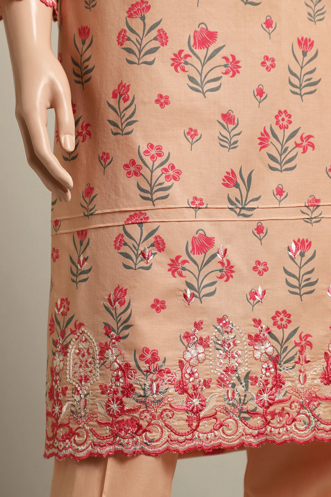 Luxury Emb Lawn Stitched 3 Piece - Image 4
