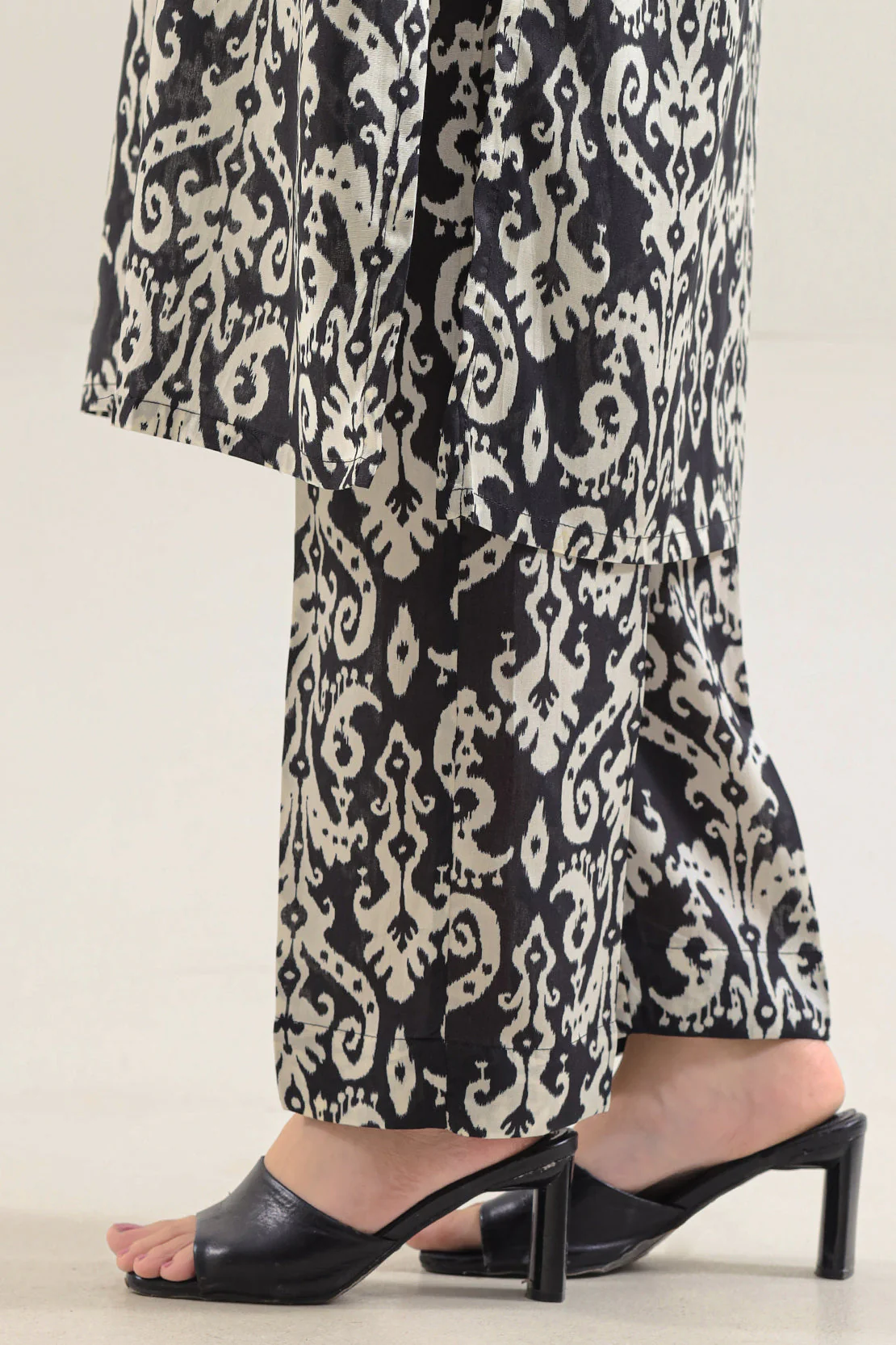 Printed Arabic Lawn Stitched Shirt - Image 6