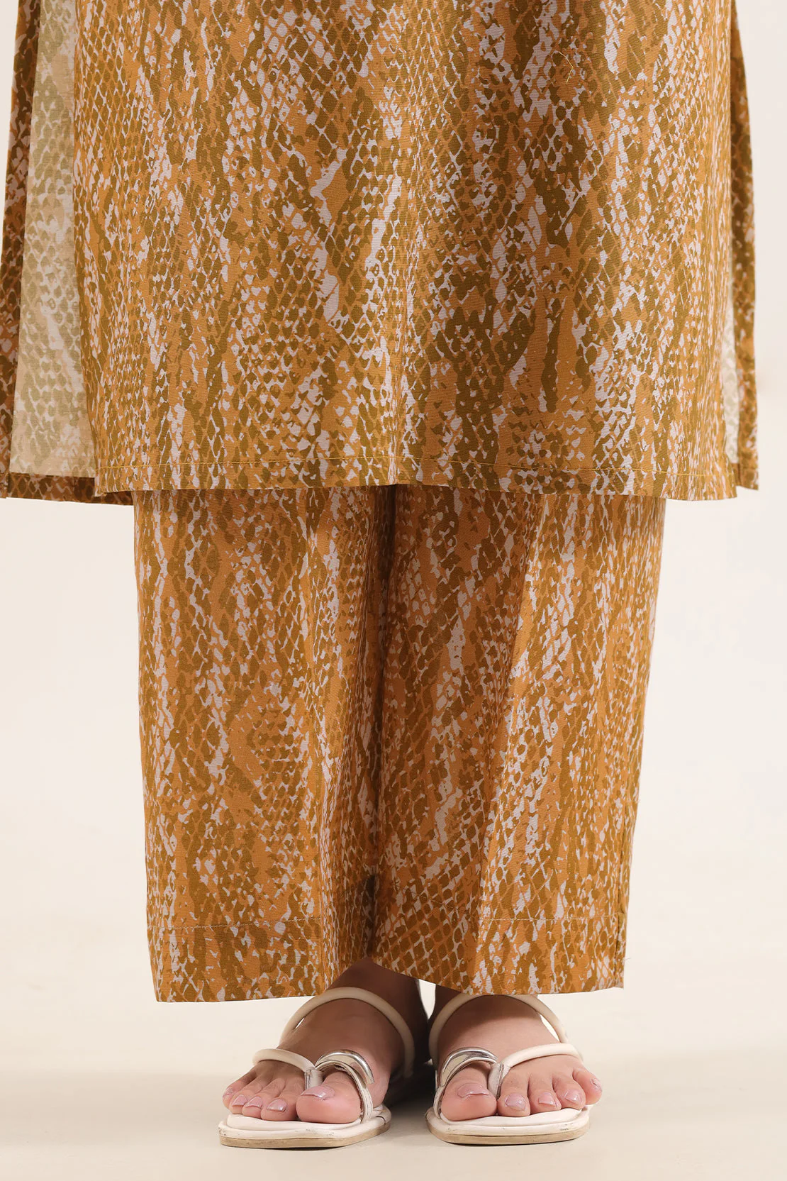 Printed Khaddar Stitched 2 Piece (Shirt/Trouser) - Image 5