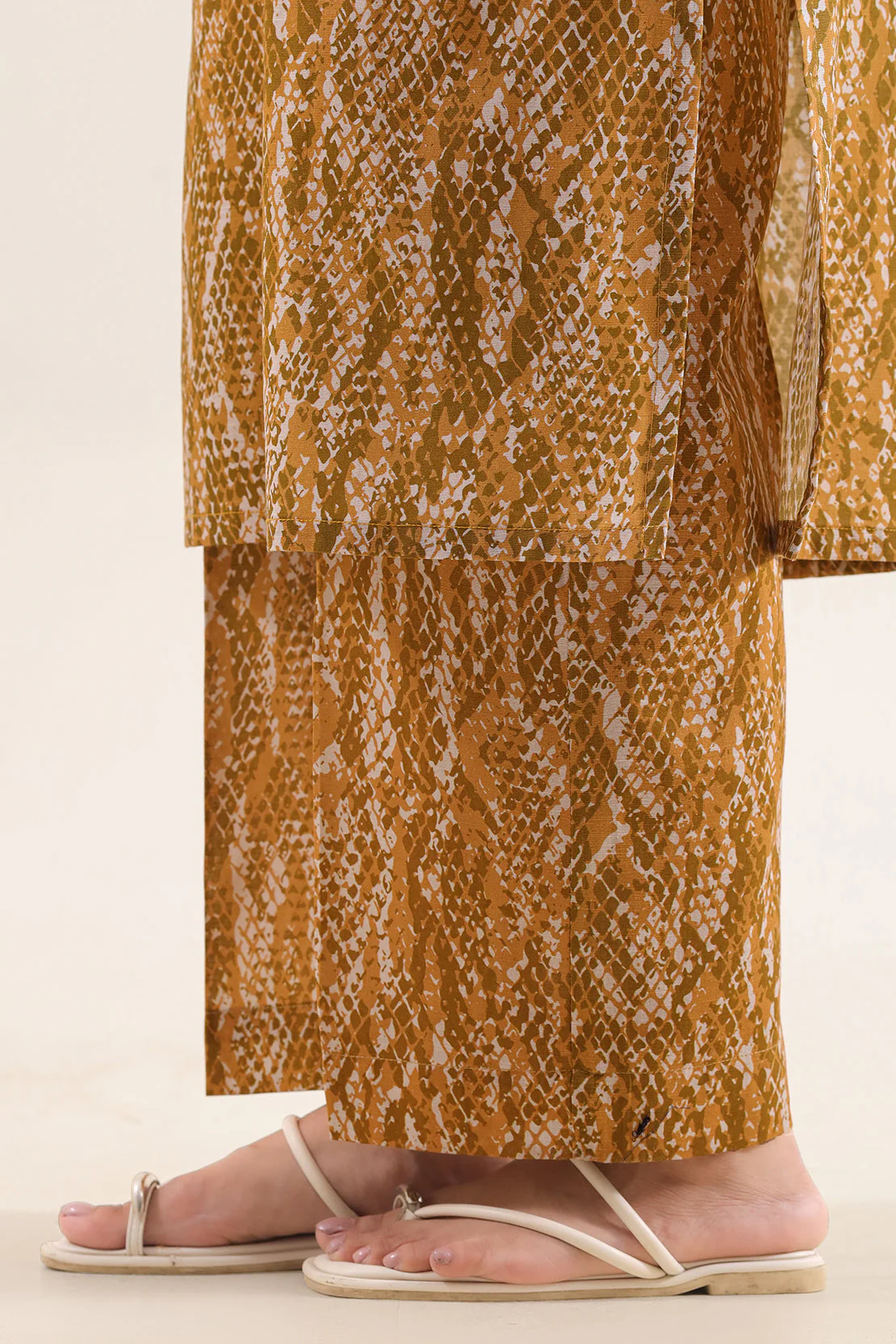 Printed Khaddar Stitched 2 Piece (Shirt/Trouser) - Image 6