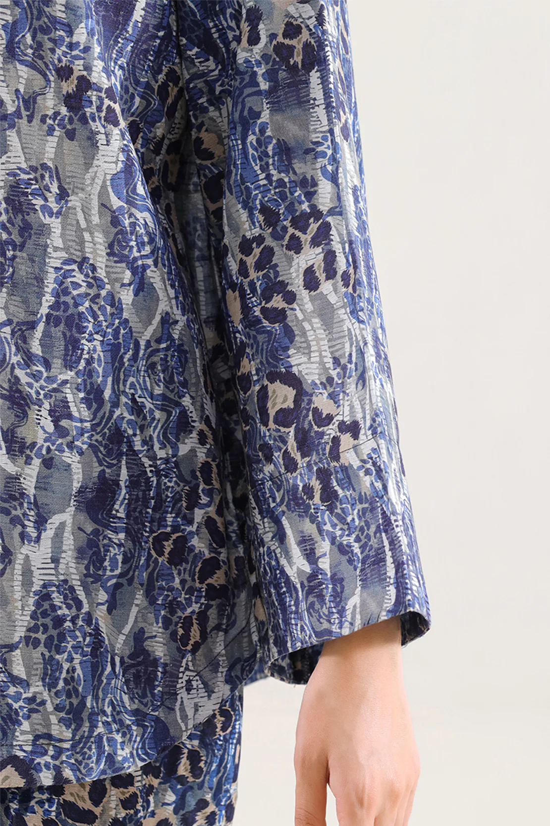Printed Khaddar Stitched 2 Piece (Shirt/Trouser) - Image 5