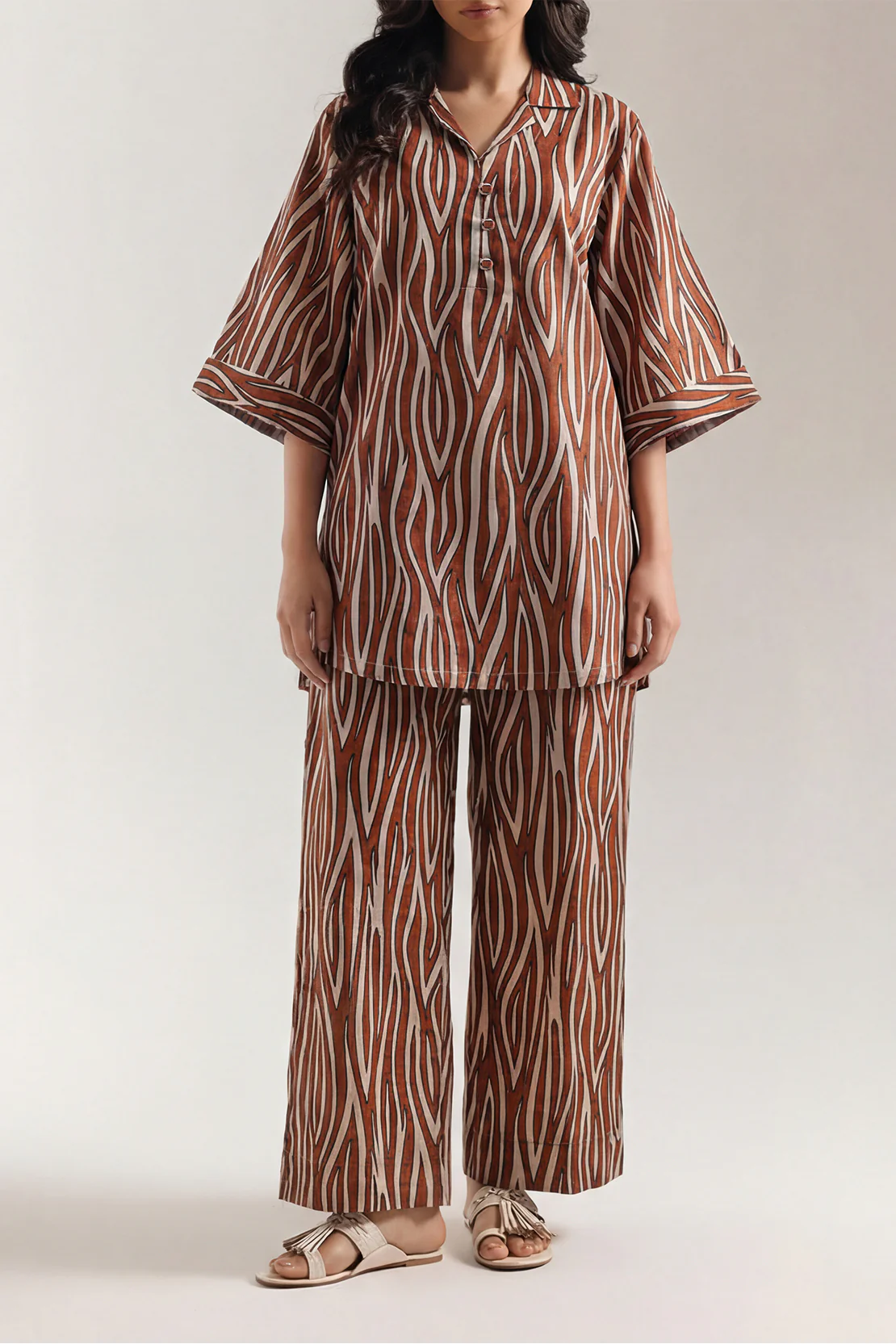 Printed Khaddar Stitched 2 Piece (Shirt/Trouser) - Image 2