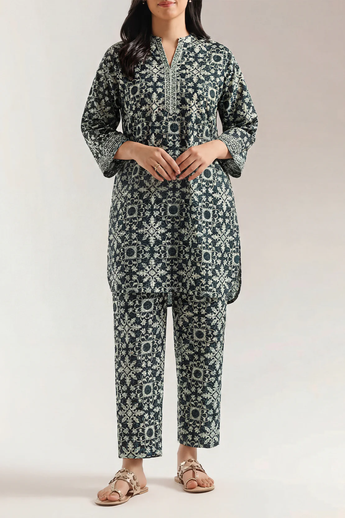 Printed Khaddar Stitched Shirt - Image 2