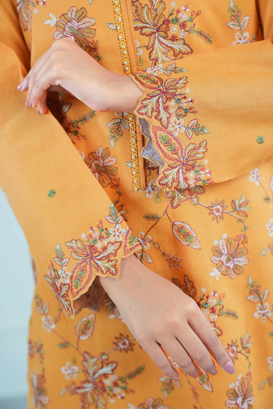 Unstitched Embroidered  Arabic Linen  3 Piece - Image 8