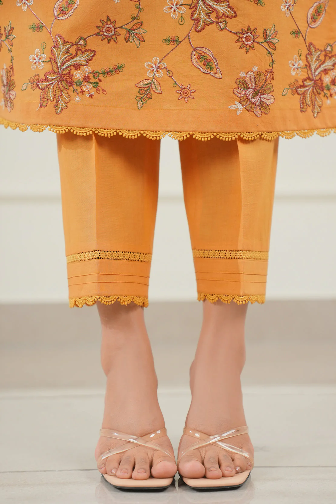 Unstitched Embroidered  Arabic Linen  3 Piece - Image 9