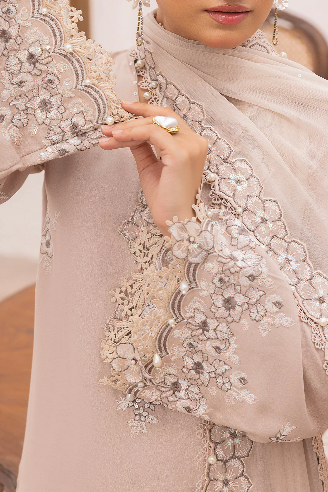 Unstitched Embroidered Cambric 3 Piece With Chiffon Dupatta - Image 4