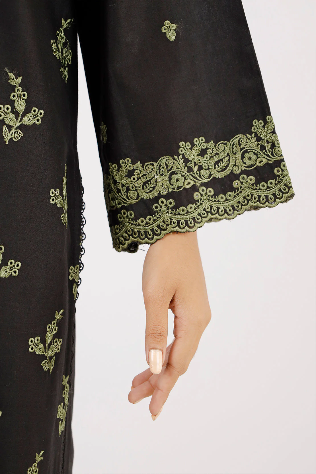 Unstitched Embroidered Cambric 3 Piece With Chiffon Dupatta - Image 10