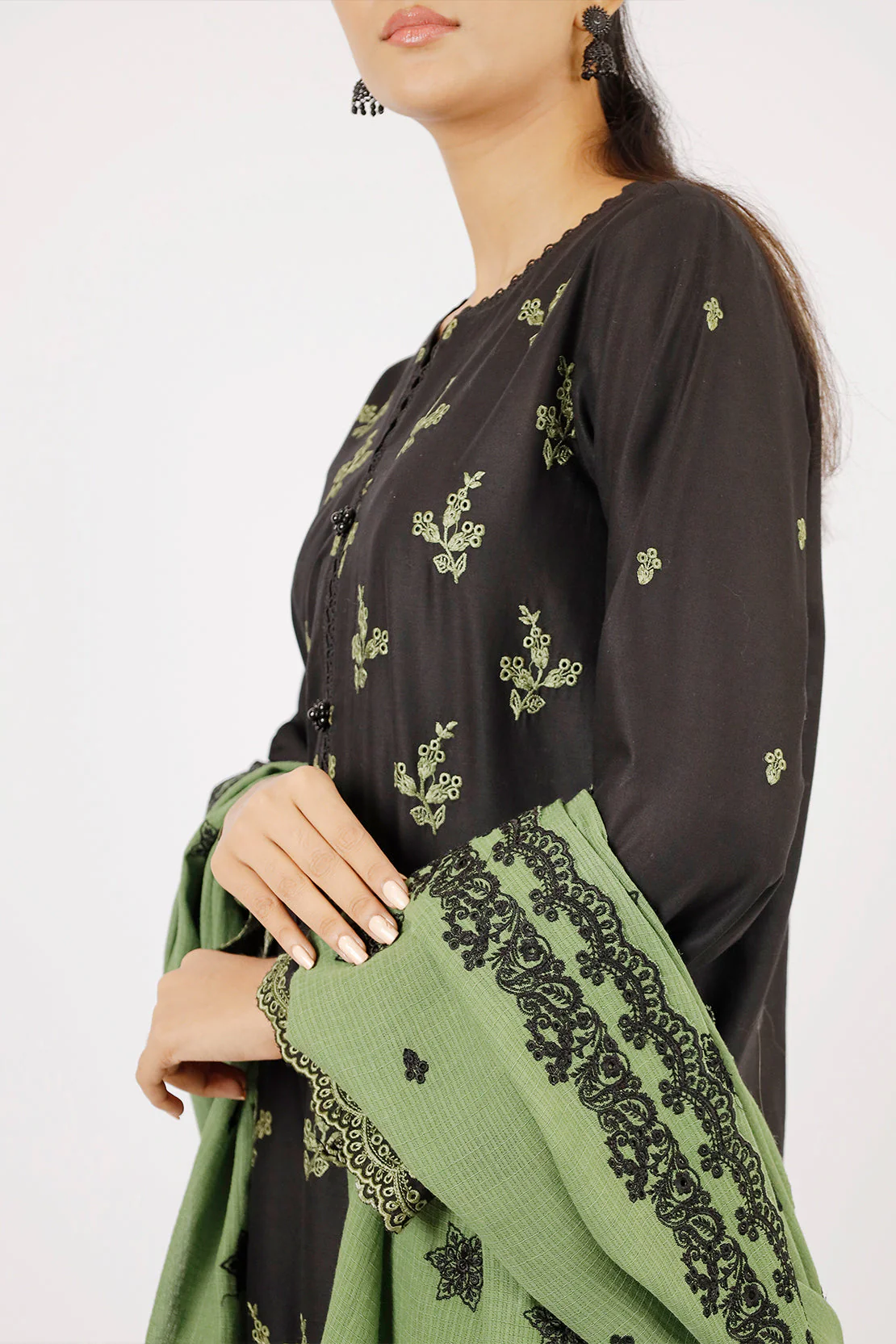 Unstitched Embroidered Cambric 3 Piece With Chiffon Dupatta - Image 11