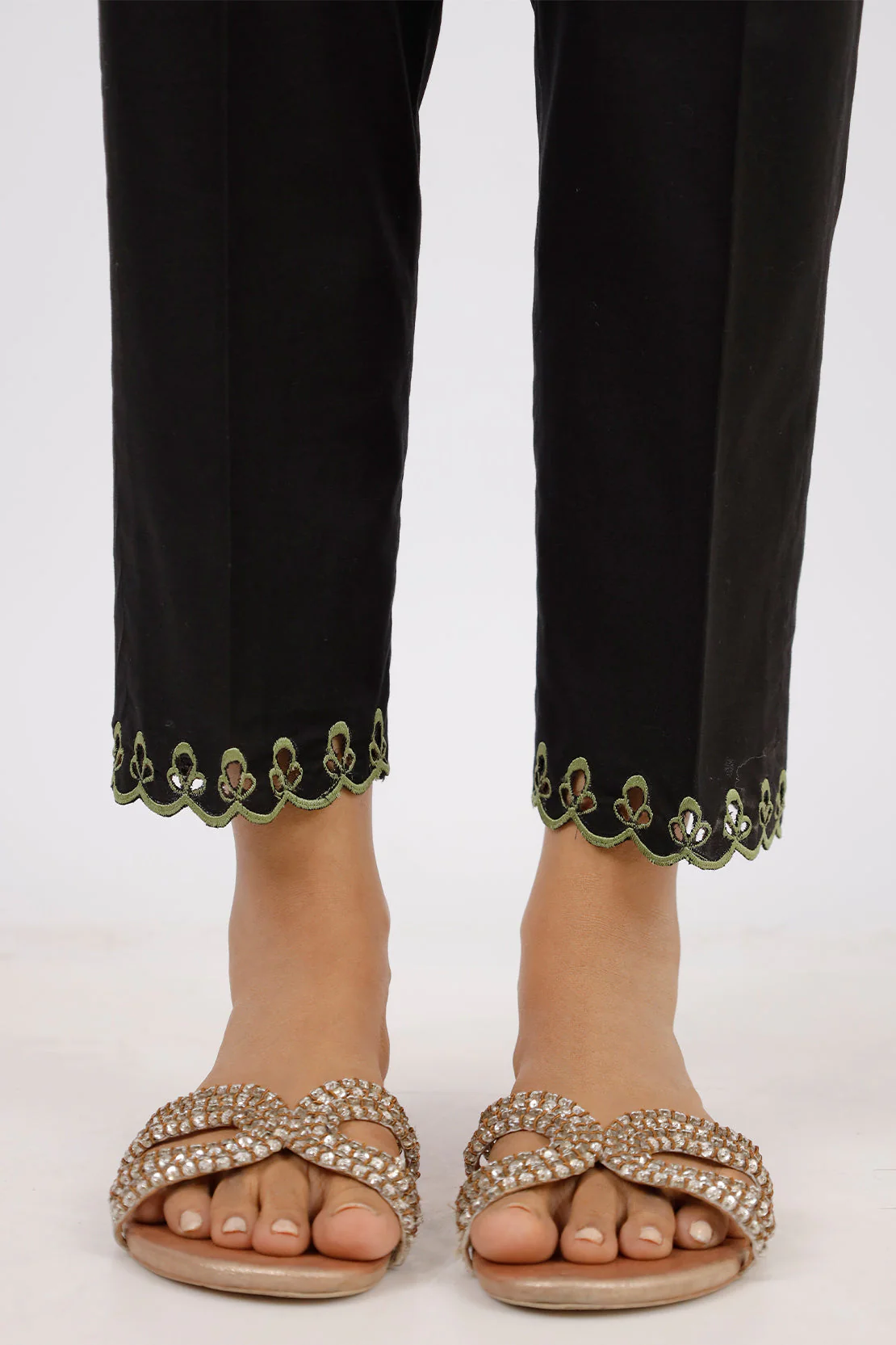 Unstitched Embroidered Cambric 3 Piece With Chiffon Dupatta - Image 12