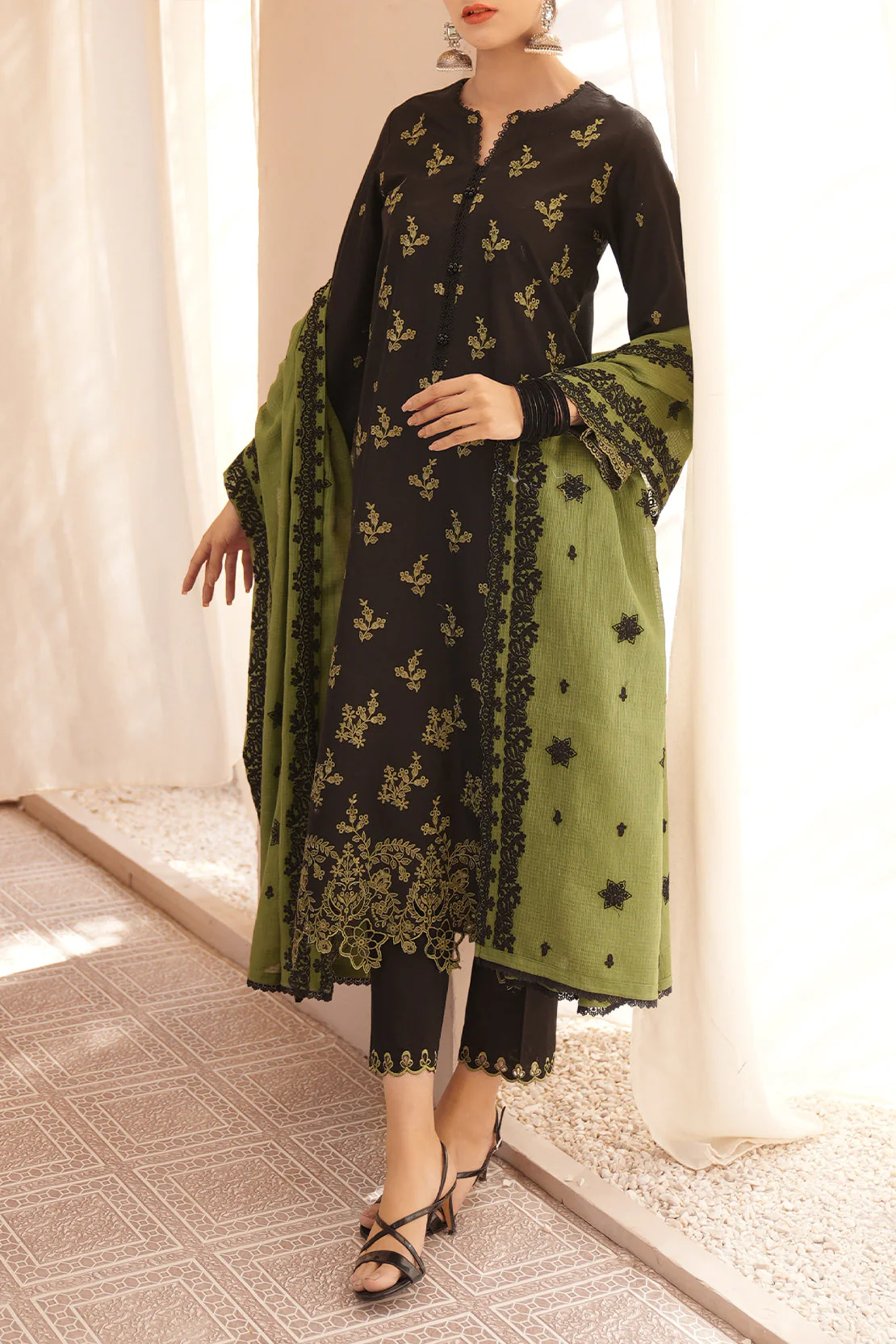 Unstitched Embroidered Cambric 3 Piece With Chiffon Dupatta - Image 4