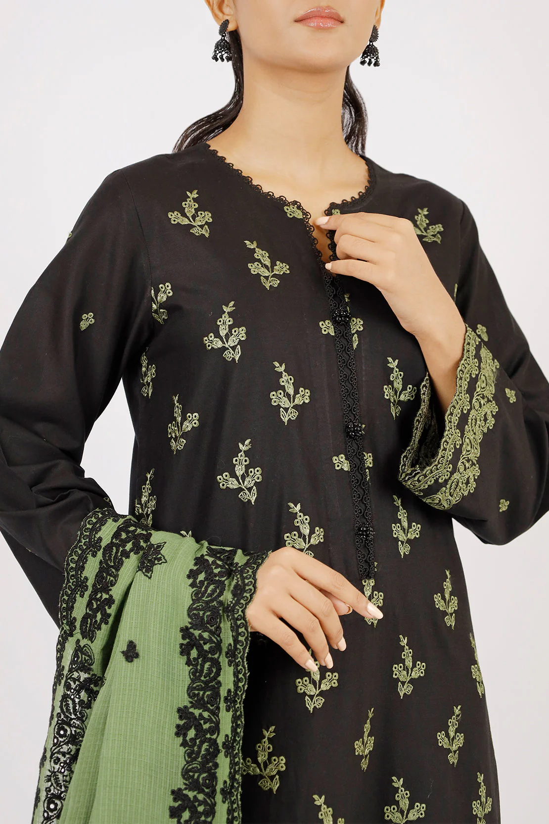 Unstitched Embroidered Cambric 3 Piece With Chiffon Dupatta - Image 8