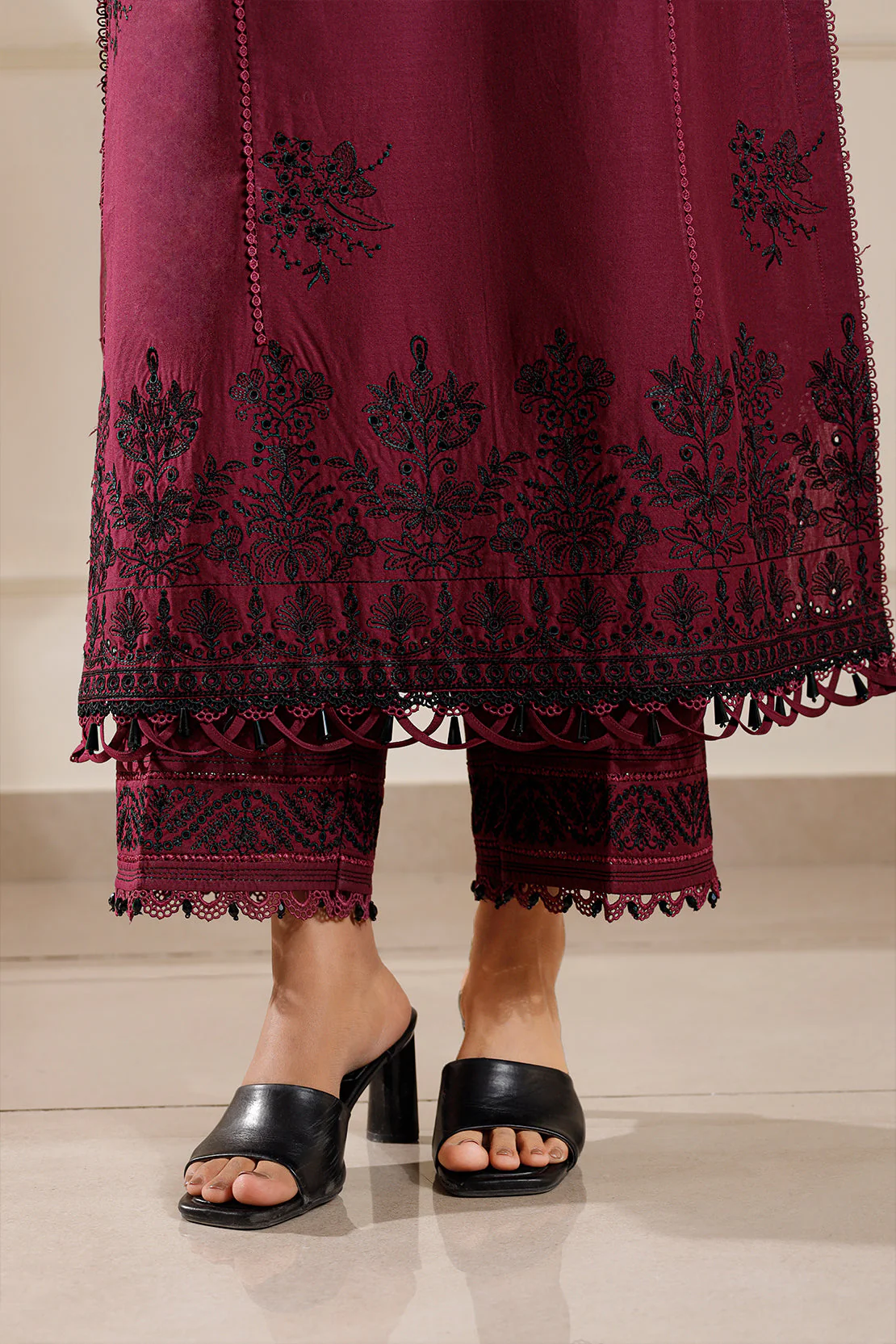 Unstitched Embroidered Cambric 3 Piece with Chiffon Dupatta - Image 10