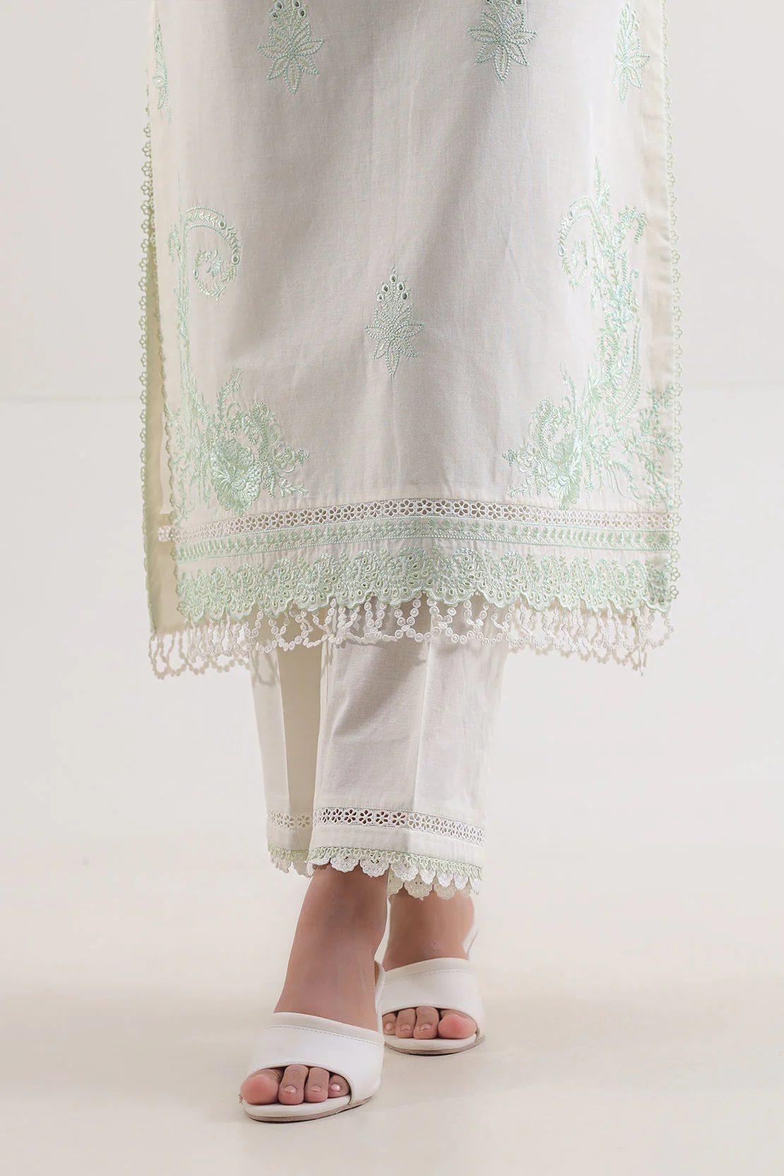 Unstitched Embroidered Cambric 3 Piece With Chiffon Dupatta - Image 5