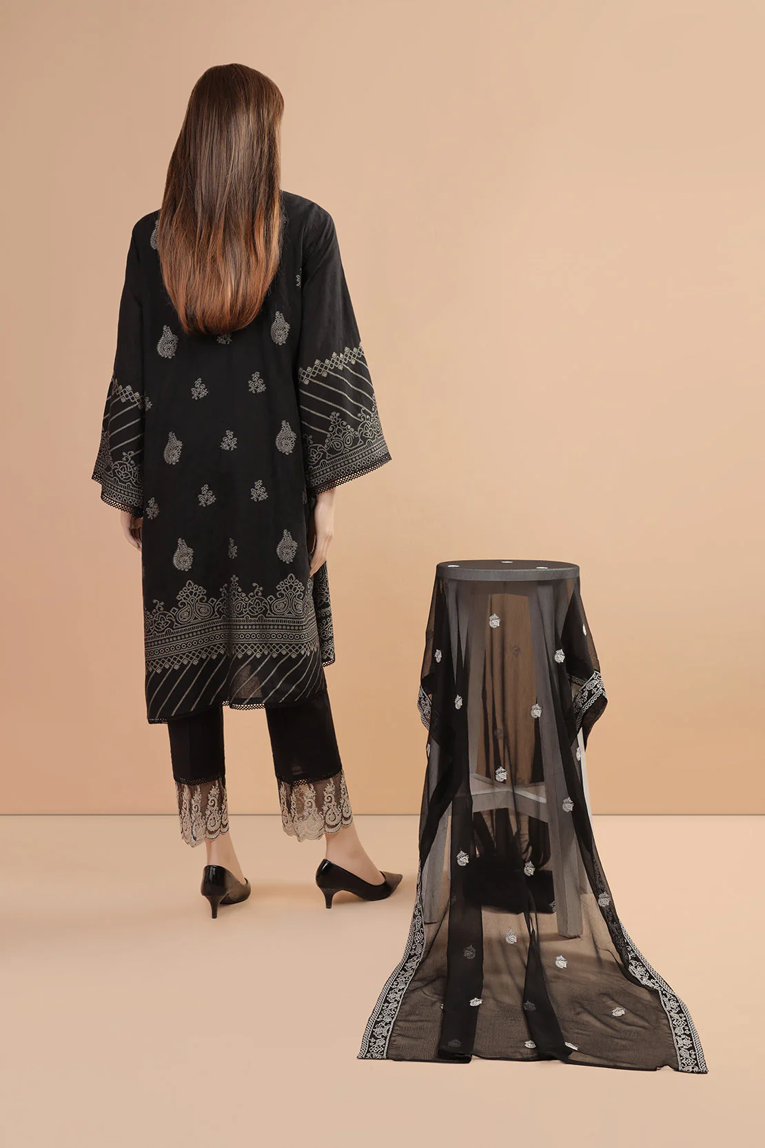 Unstitched Embroidered Jacquard Cotton 3 Piece With Chiffon Dupatta - Image 3