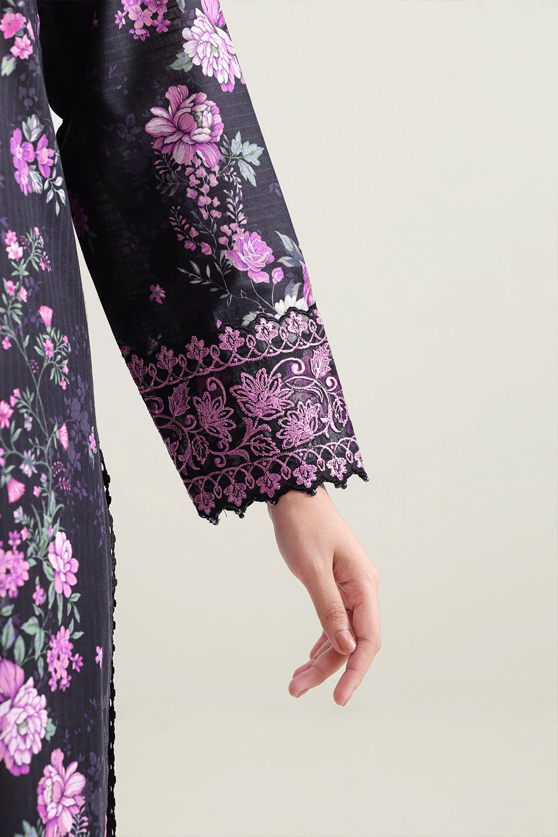 Unstitched Embroidered Lawn 3 Piece - Image 4