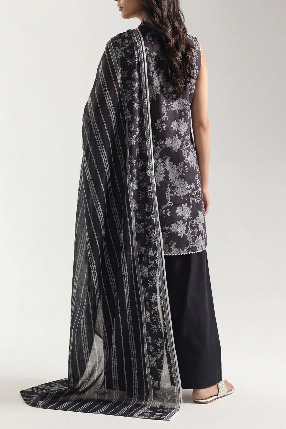 Unstitched Printed Arabic Lawn 3 Piece - Image 4