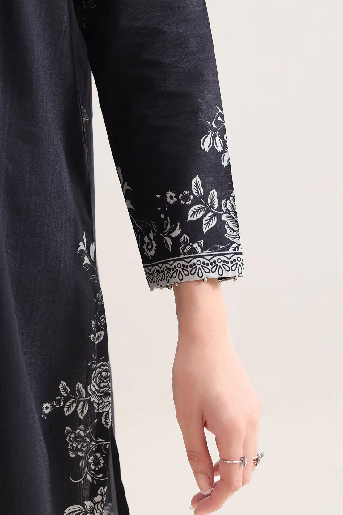 Unstitched Printed Arabic Lawn 3 Piece - Image 4