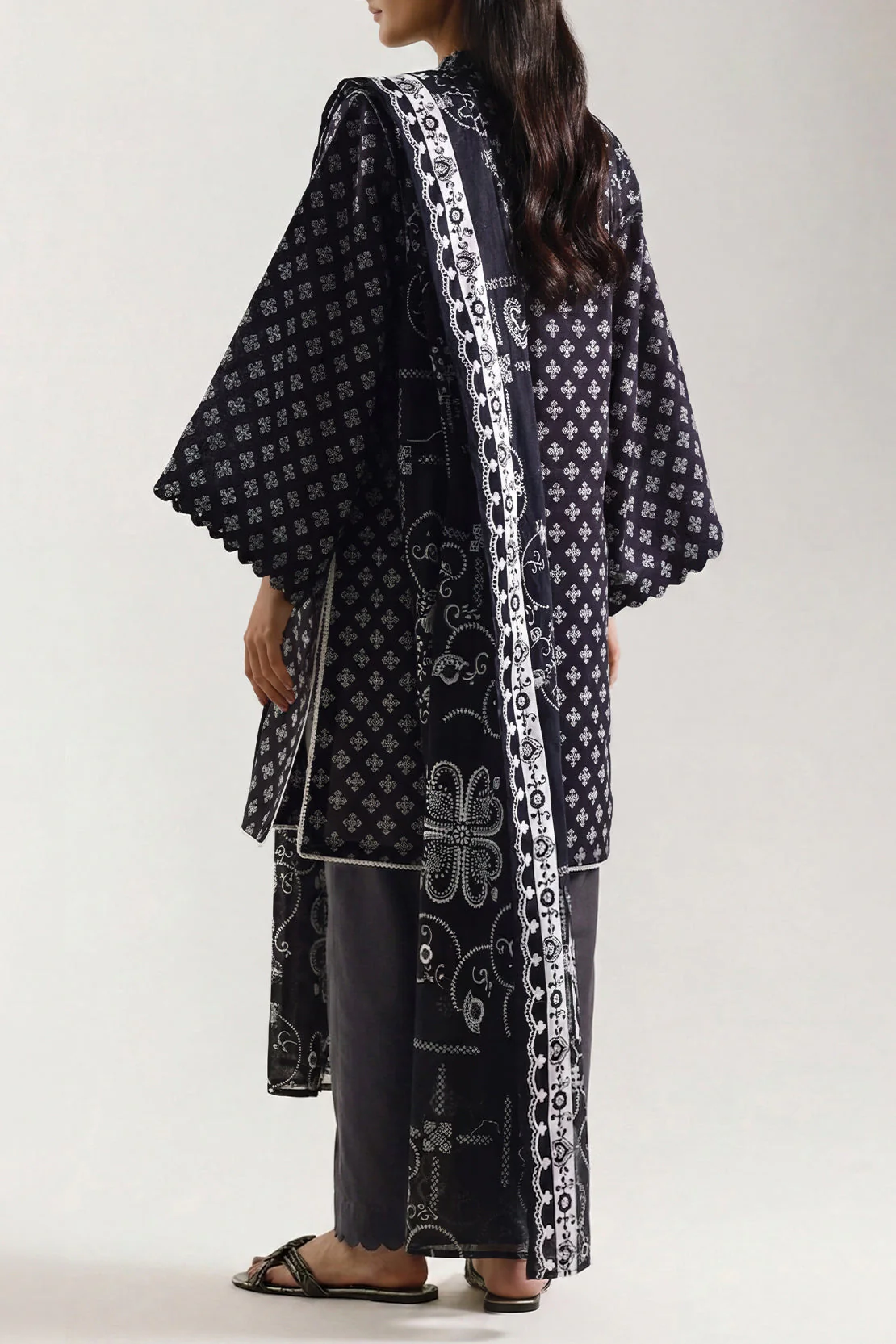 Unstitched Printed Arabic Lawn 3 Piece - Image 4