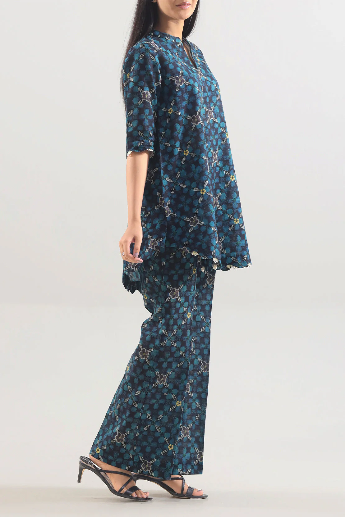 Unstitched Printed Cotton Khaddar 2 Piece (Shirt/Trouser) - Image 2