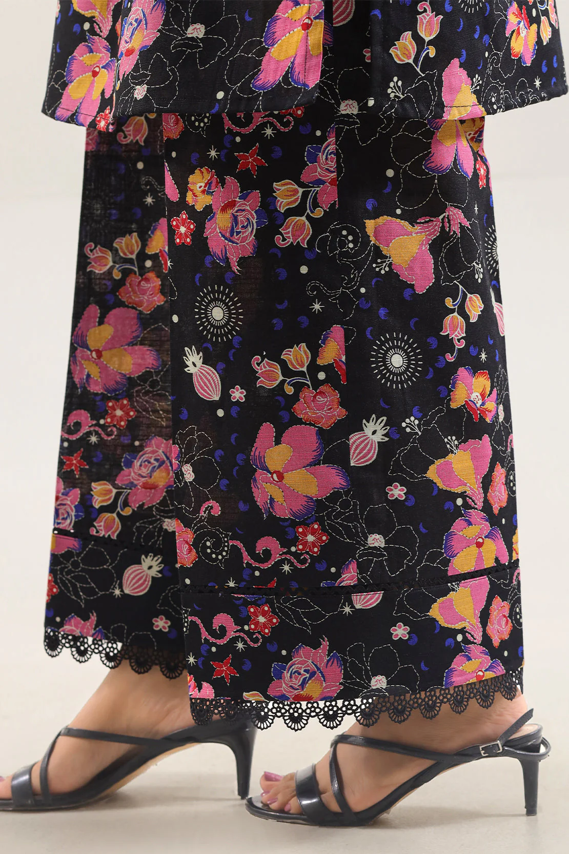 Unstitched Printed Cotton Khaddar 2 Piece (Shirt/Trouser) - Image 5