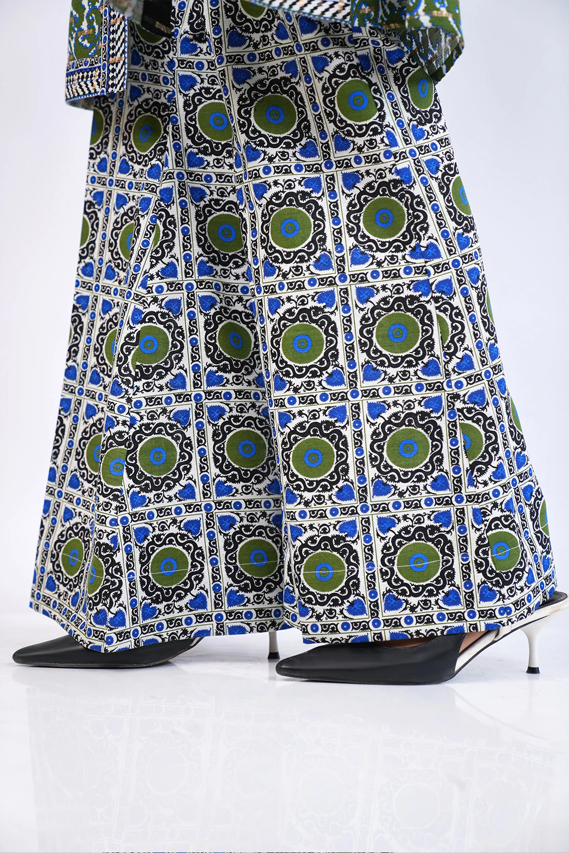 Unstitched Printed Cotton Khaddar 3 Piece - Image 6