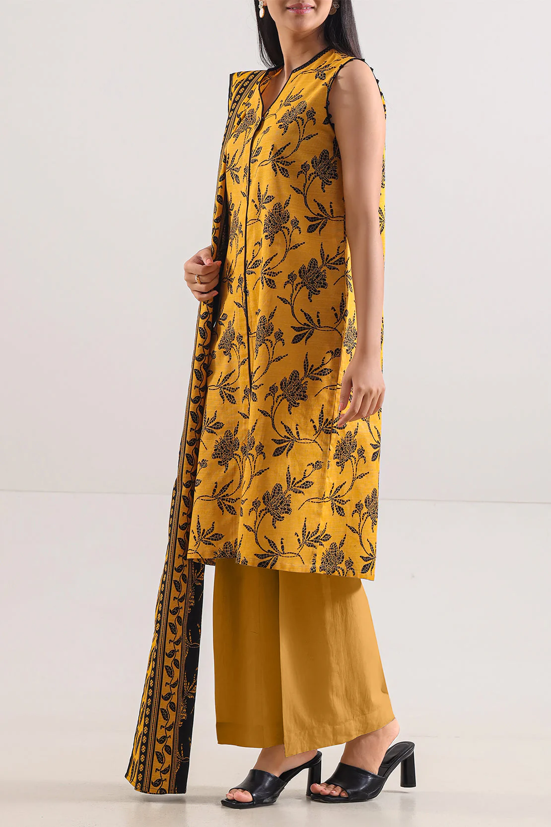 Unstitched Printed Cotton Khaddar 3 Piece - Image 3
