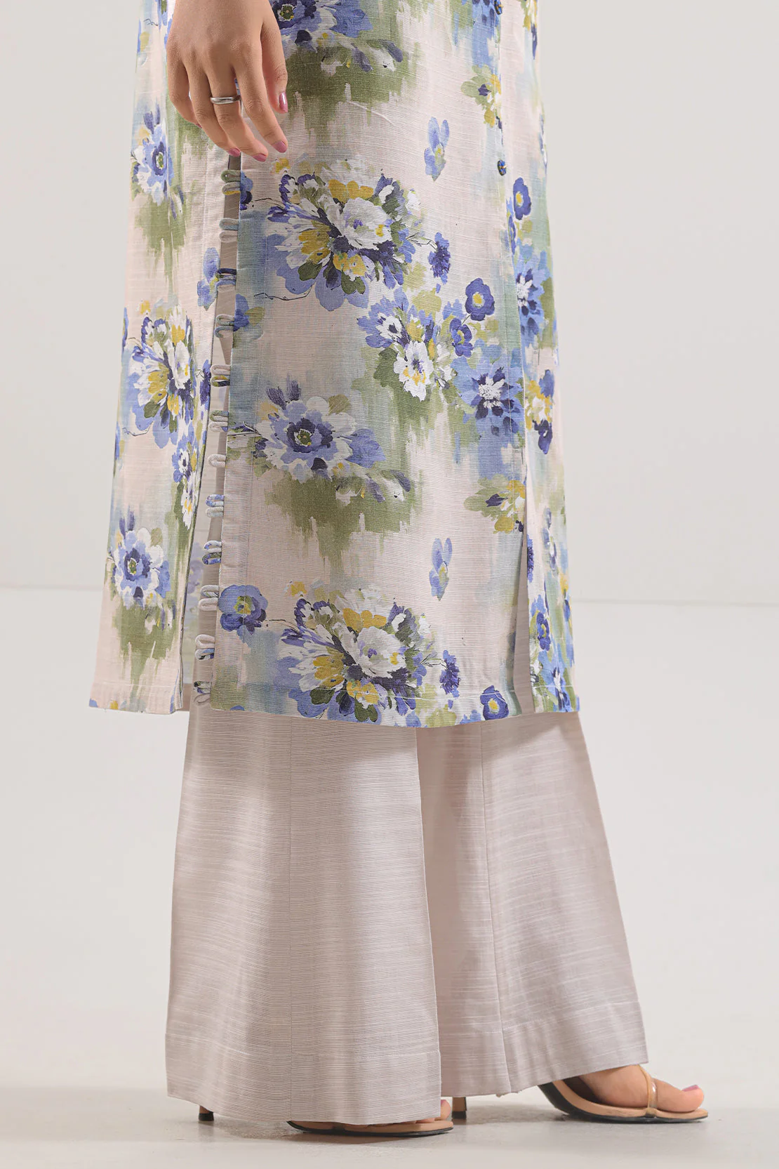 Unstitched Printed Cotton Khaddar 3 Piece - Image 4