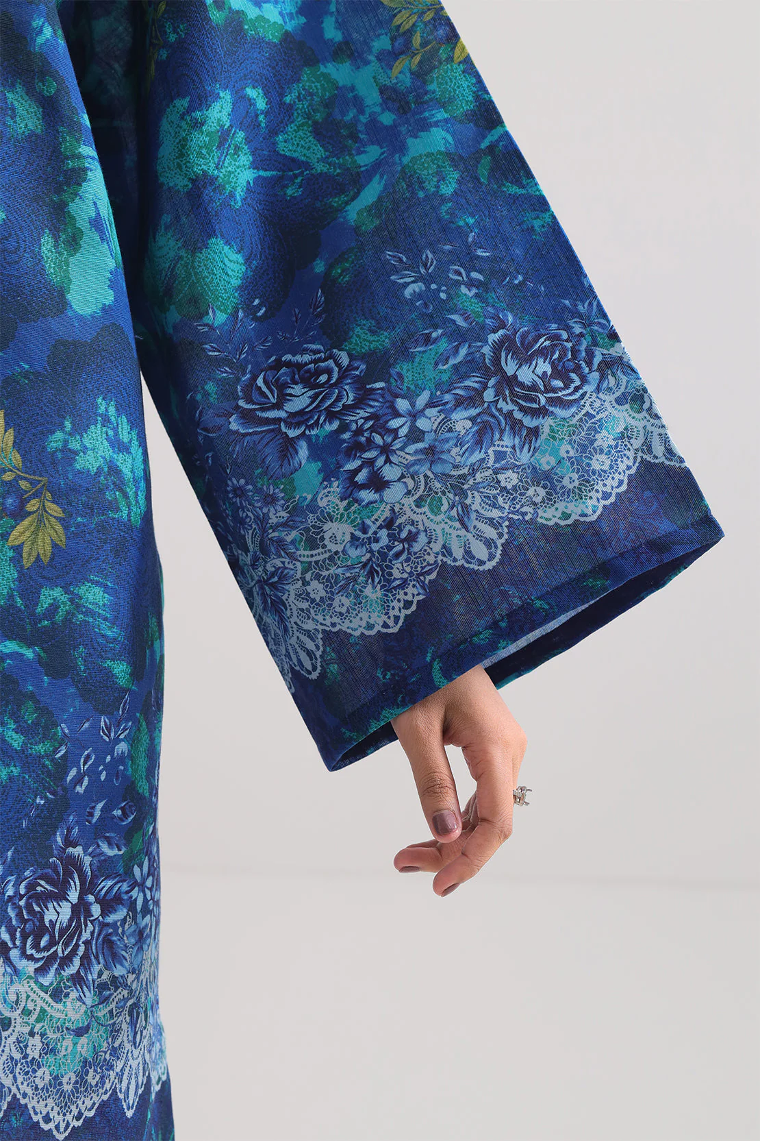 Unstitched Printed Cotton Khaddar 3 Piece - Image 5