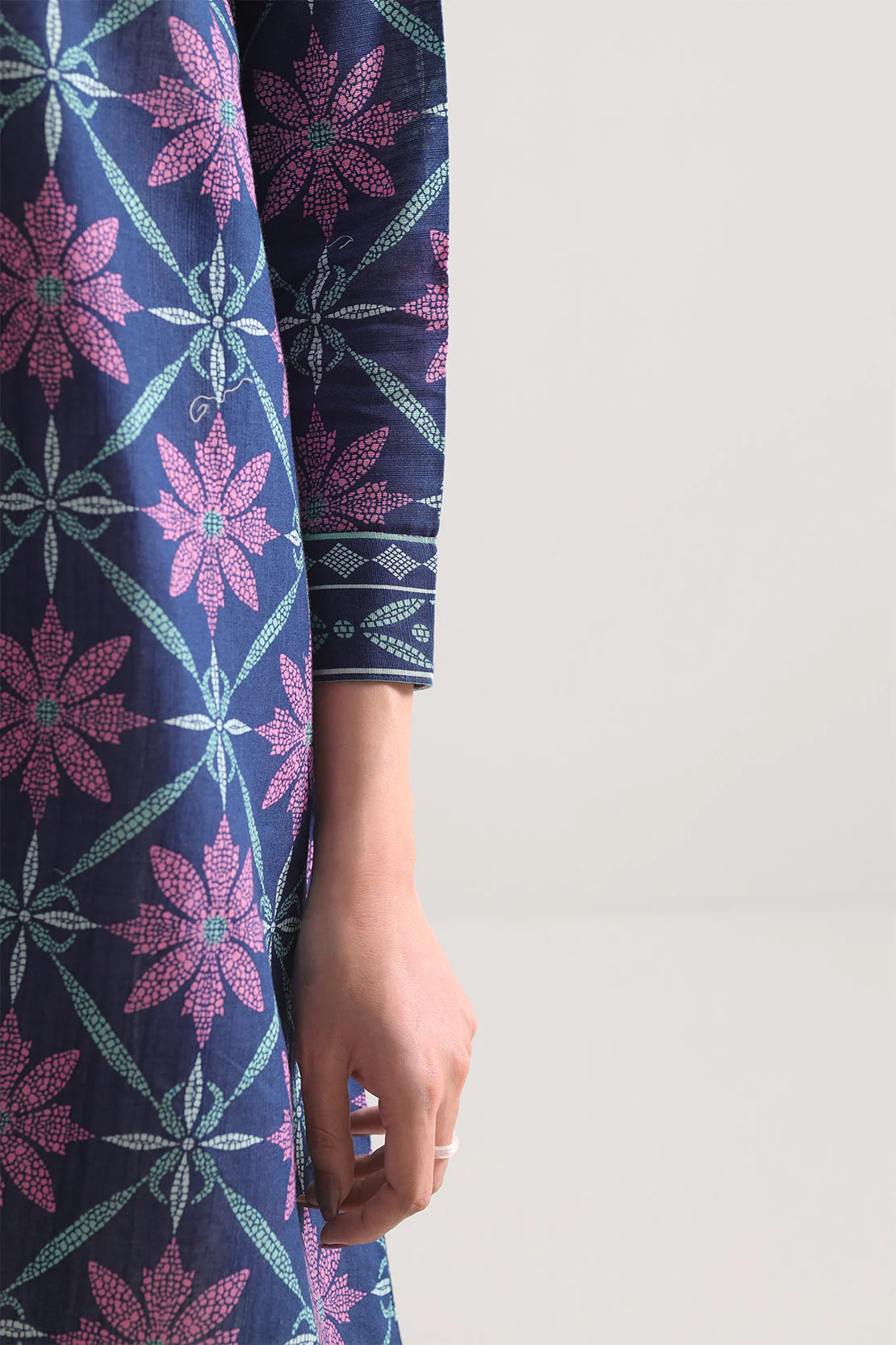 Unstitched Printed Cotton Khaddar 3 Piece - Image 4