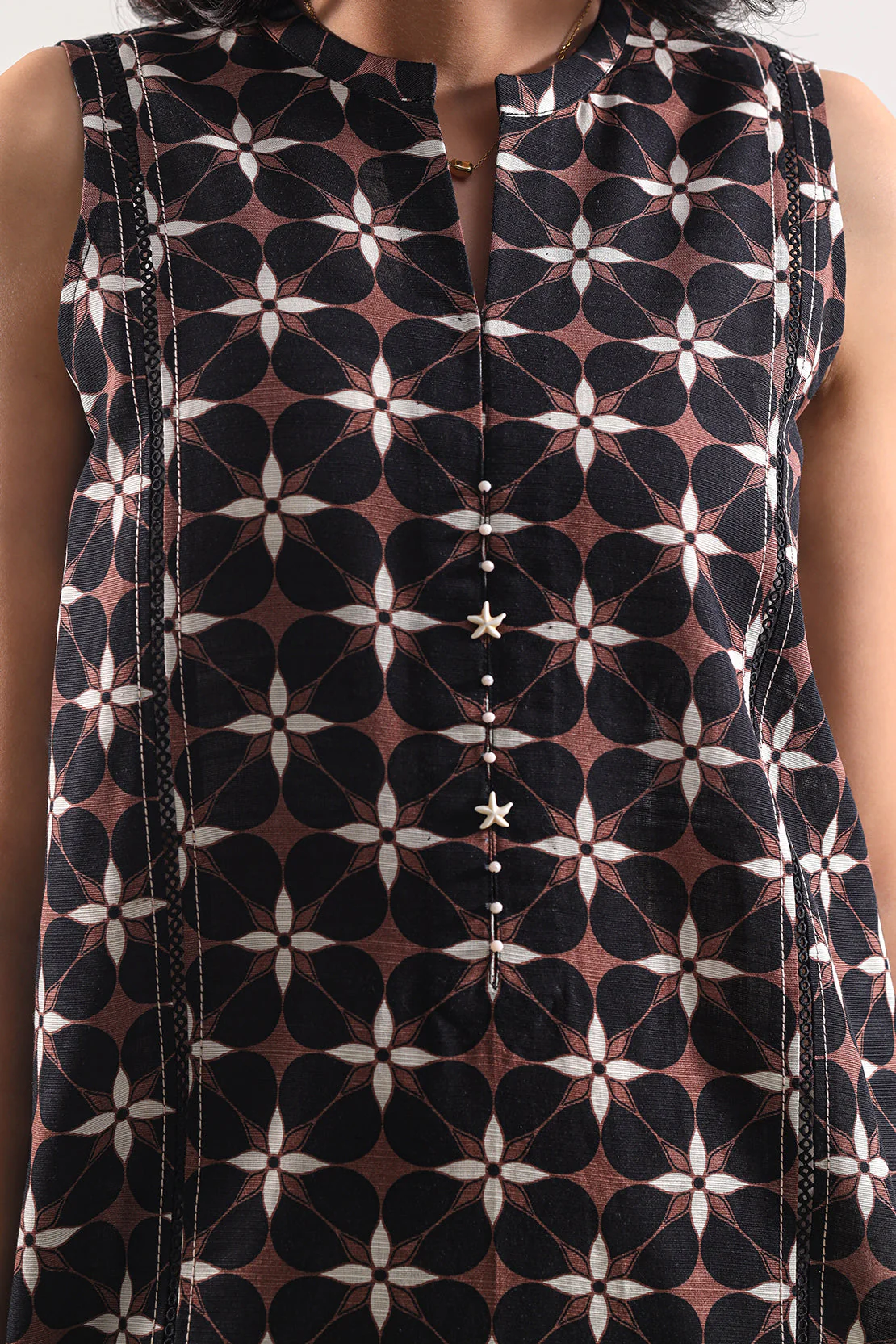 Unstitched Printed Cotton Khaddar 3 Piece - Image 4