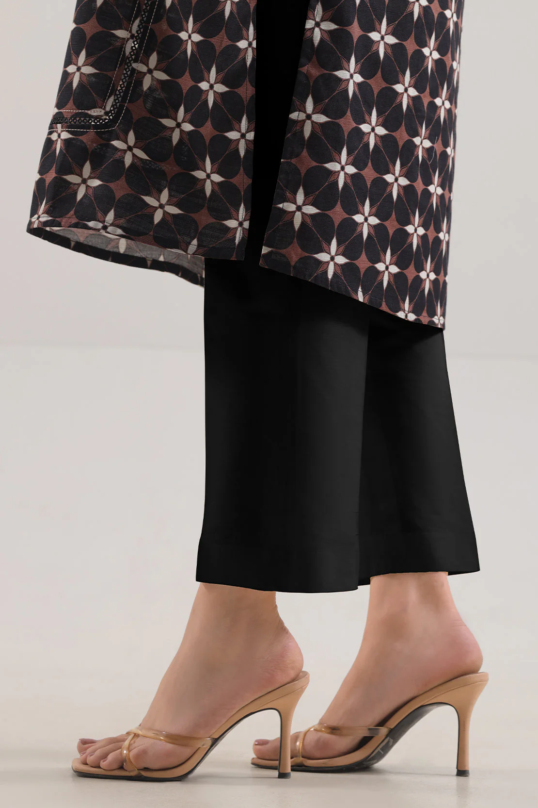 Unstitched Printed Cotton Khaddar 3 Piece - Image 5