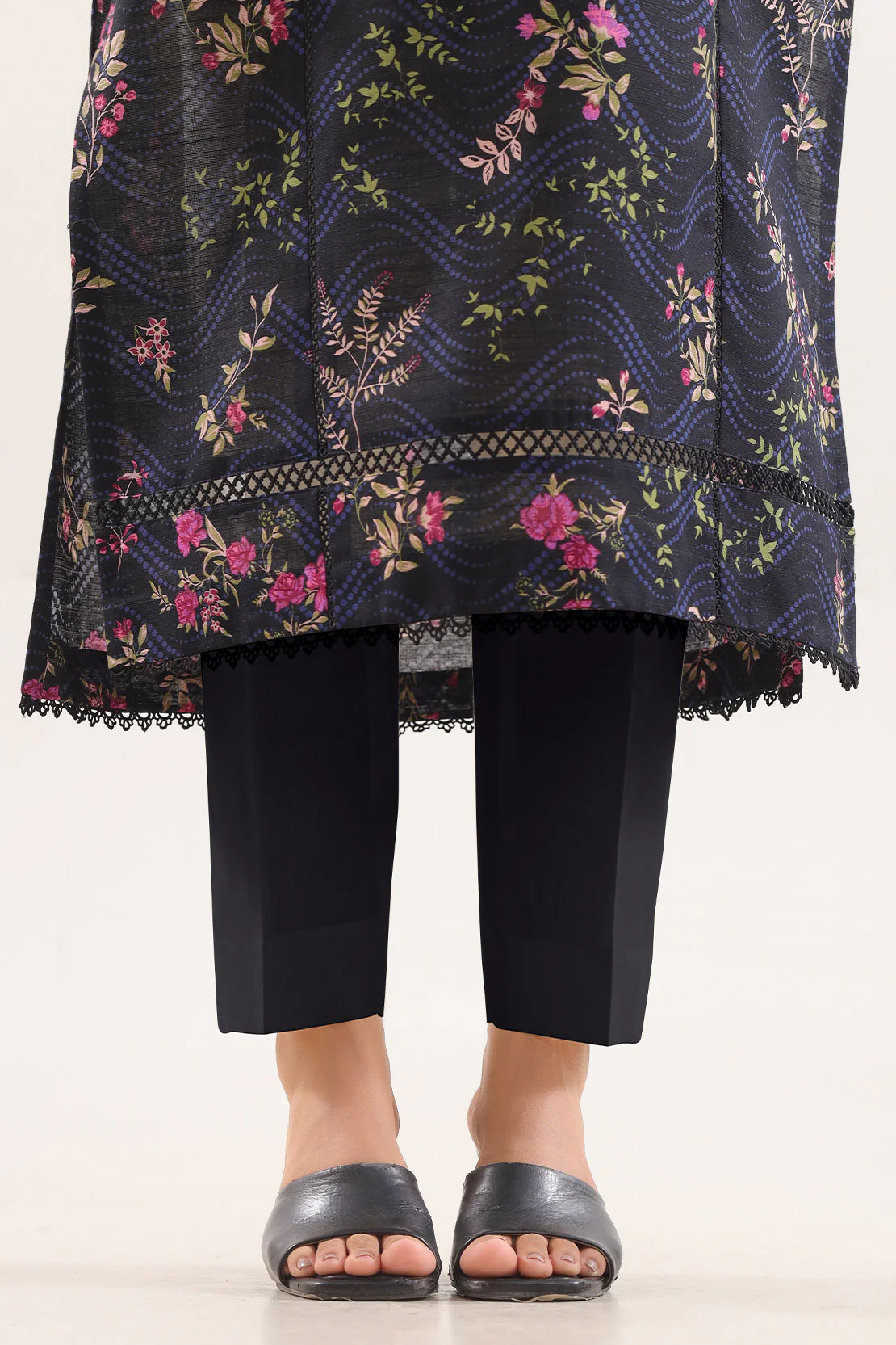 Unstitched Printed Warm Khaddar 3 Piece - Image 5