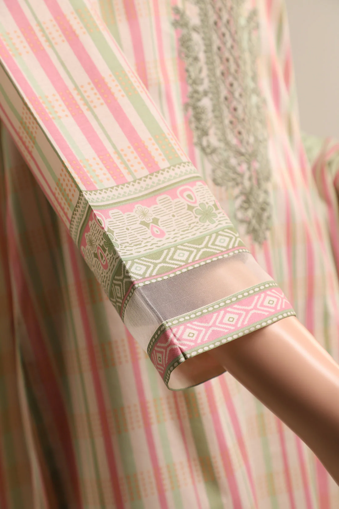 Unstitched Printed Emb Lawn 3 Piece - Image 4