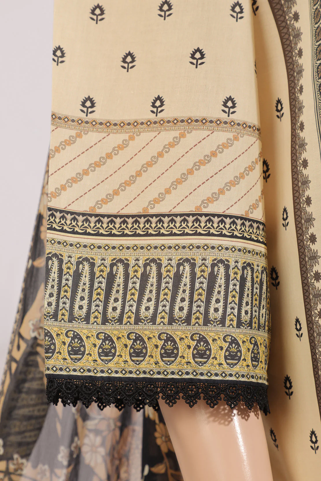 Unstitched Printed Emb Lawn 3 Piece With Chiffon Dupatta - Image 4