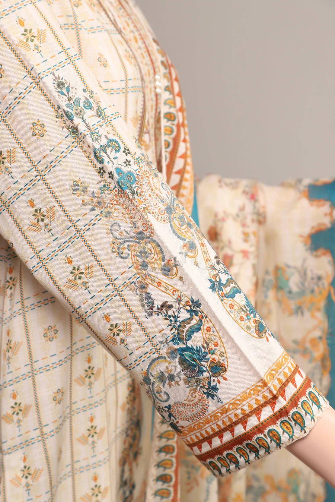 Unstitched Printed Khaddar 2 Piece (Shirt/Dupatta) - Image 4