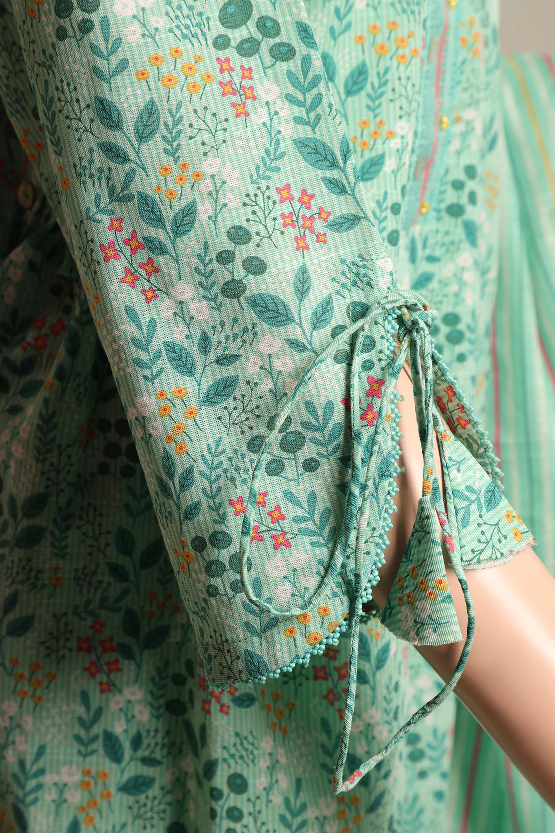 Unstitched Printed Khaddar 3 Piece - Image 4