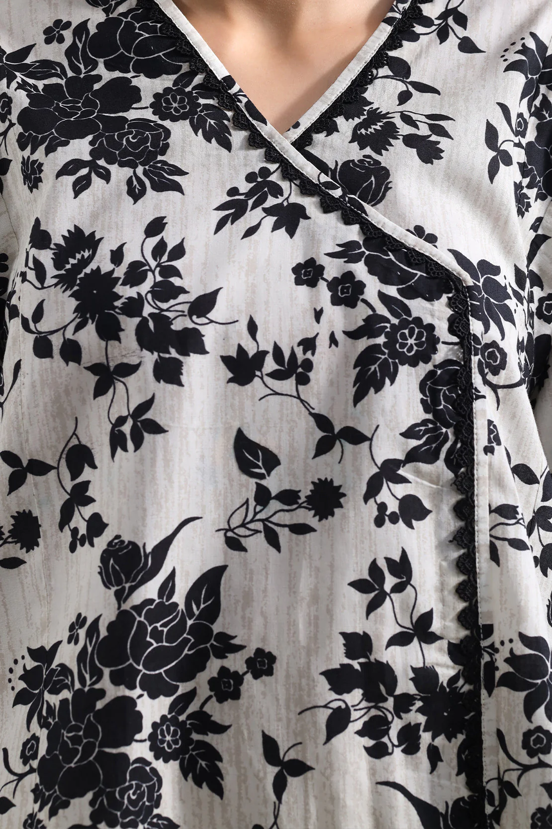 Unstitched Printed Lawn 2 Piece (Shirt/Dupatta) - Image 4