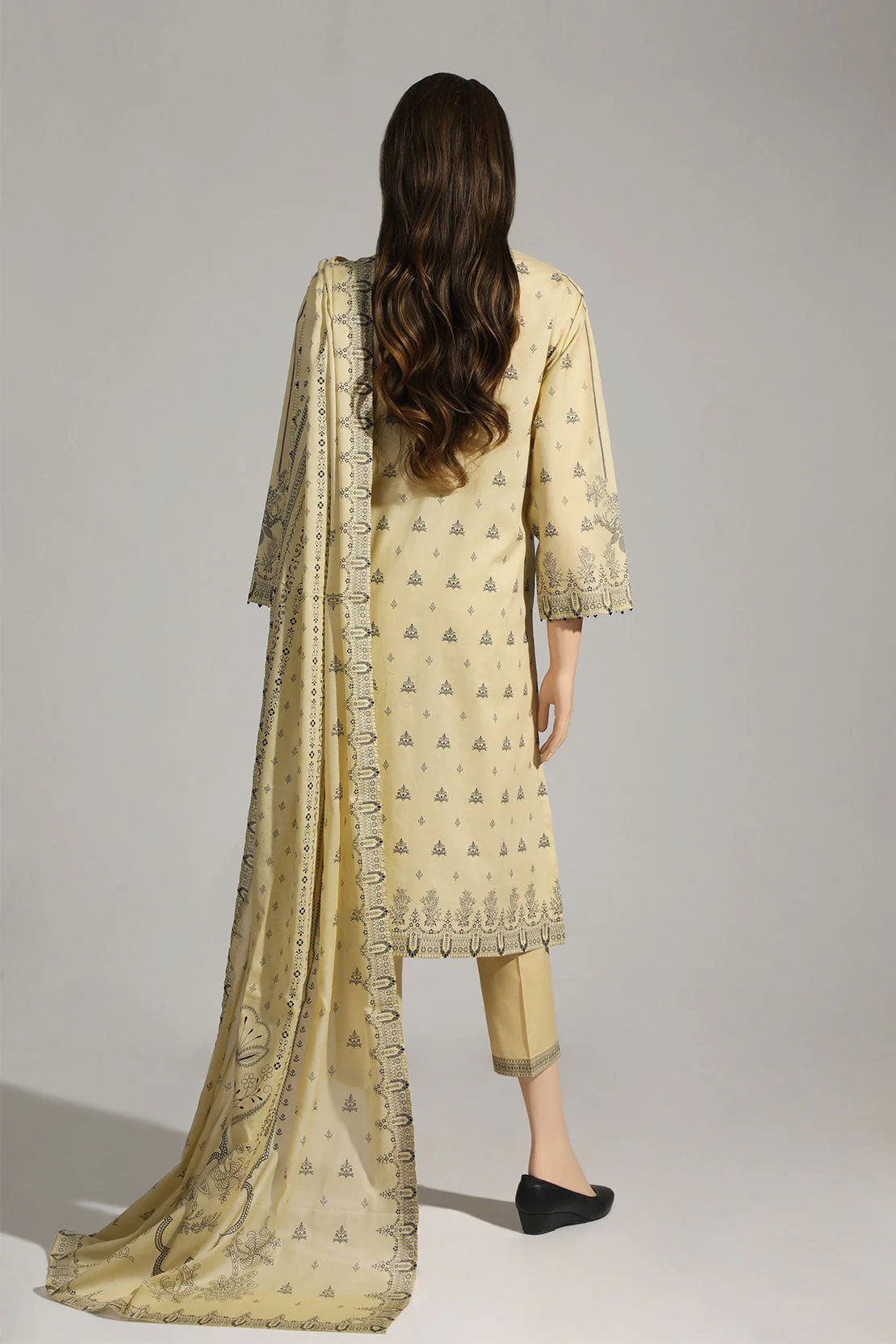 Unstitched Printed Lawn 3 Piece With Lawn Dupatta - Image 3