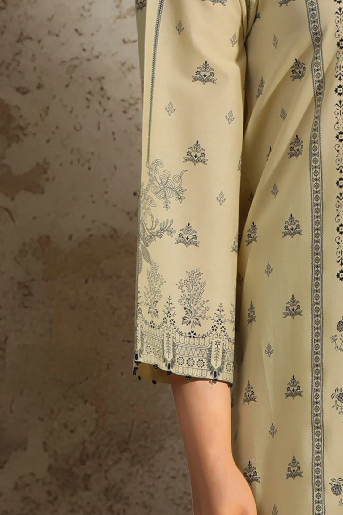 Unstitched Printed Lawn 3 Piece With Lawn Dupatta - Image 5