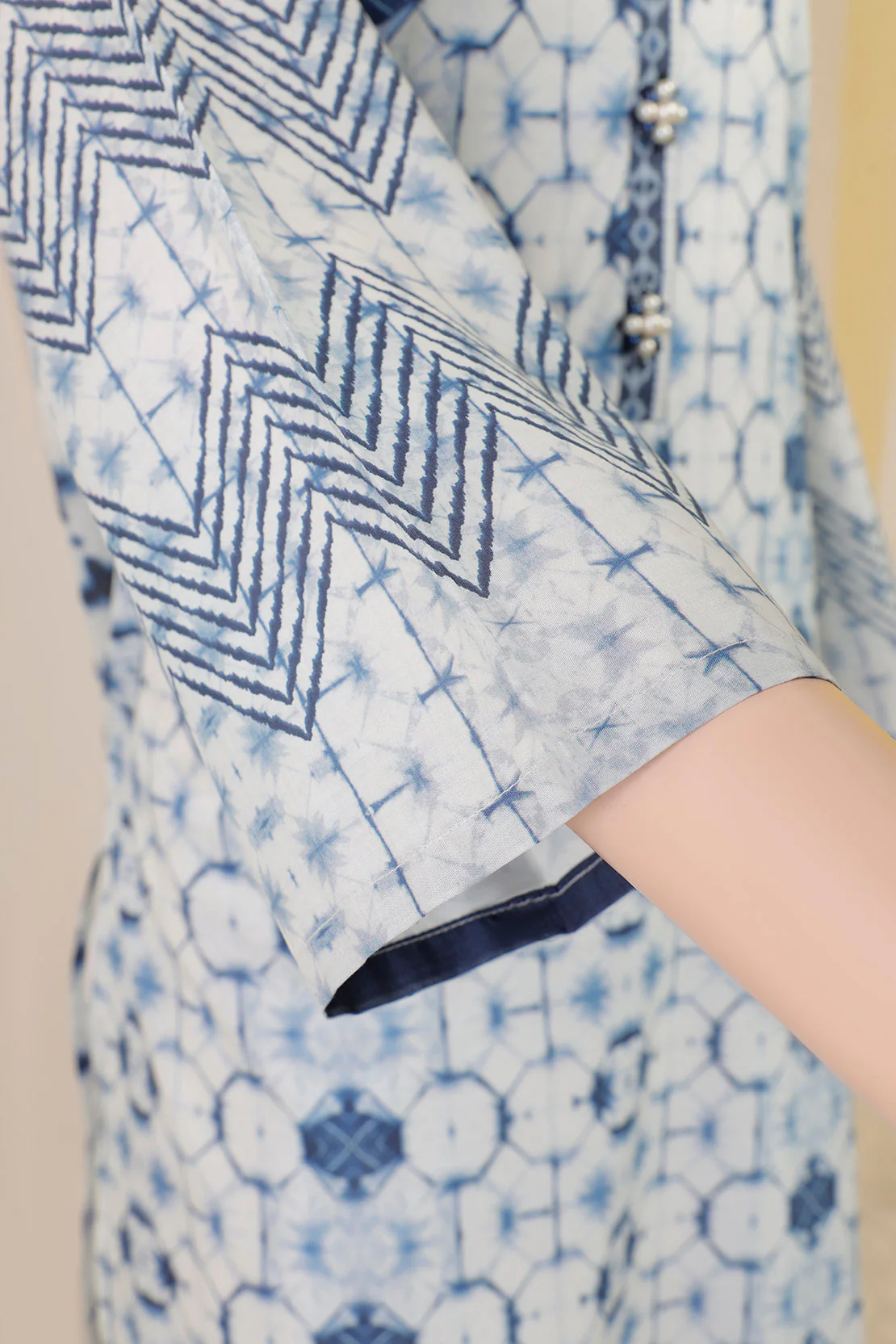Unstitched Printed Lawn Shirt - Image 4