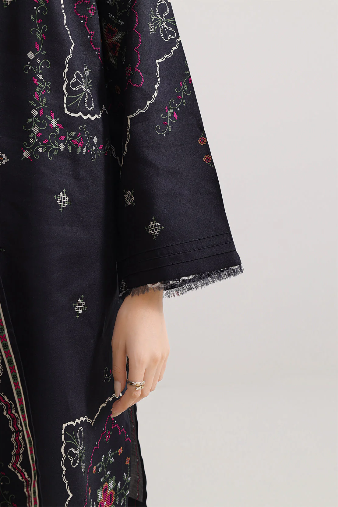 Unstitched Printed Pashmina 3 Piece - Image 4