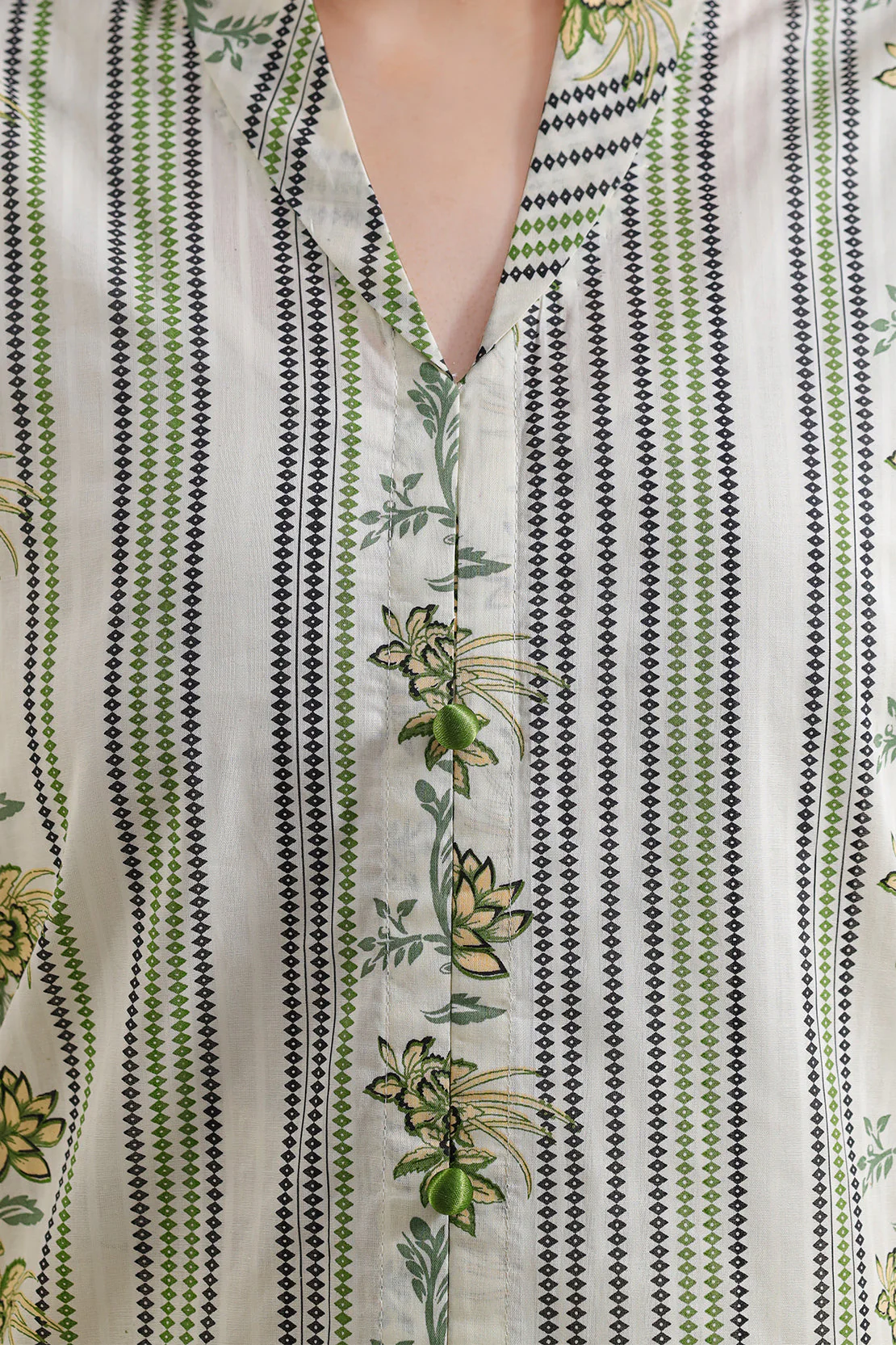 Unstitched Printed Self Strip Lawn 3 Piece - Image 4