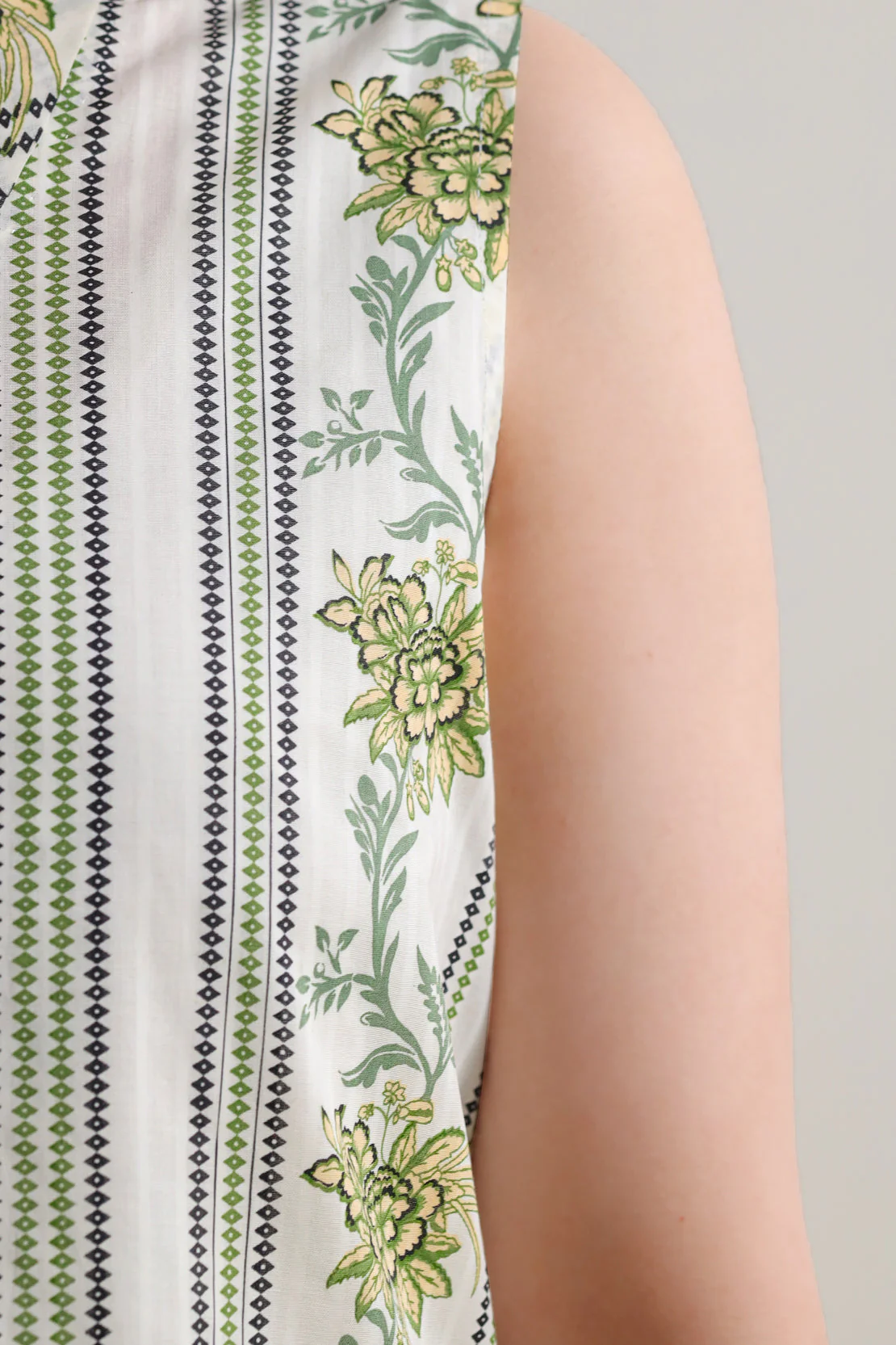 Unstitched Printed Self Strip Lawn 3 Piece - Image 5