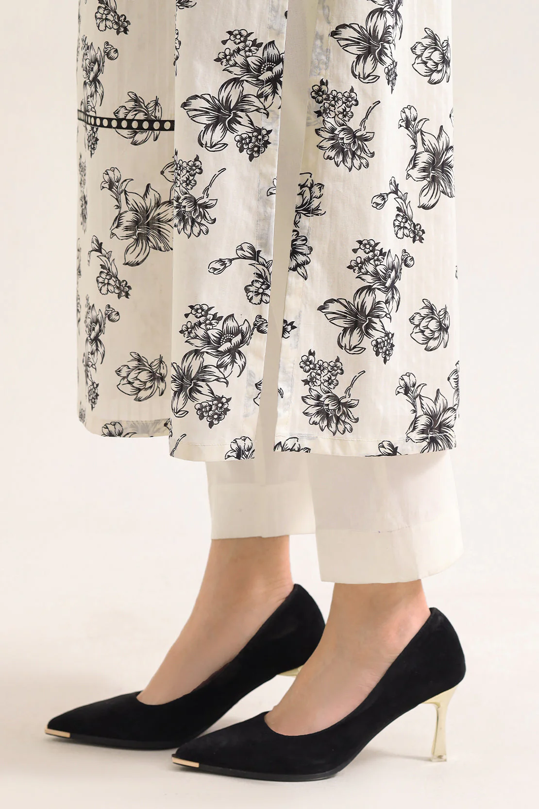 Unstitched Printed Self Strip Lawn 3 Piece - Image 5