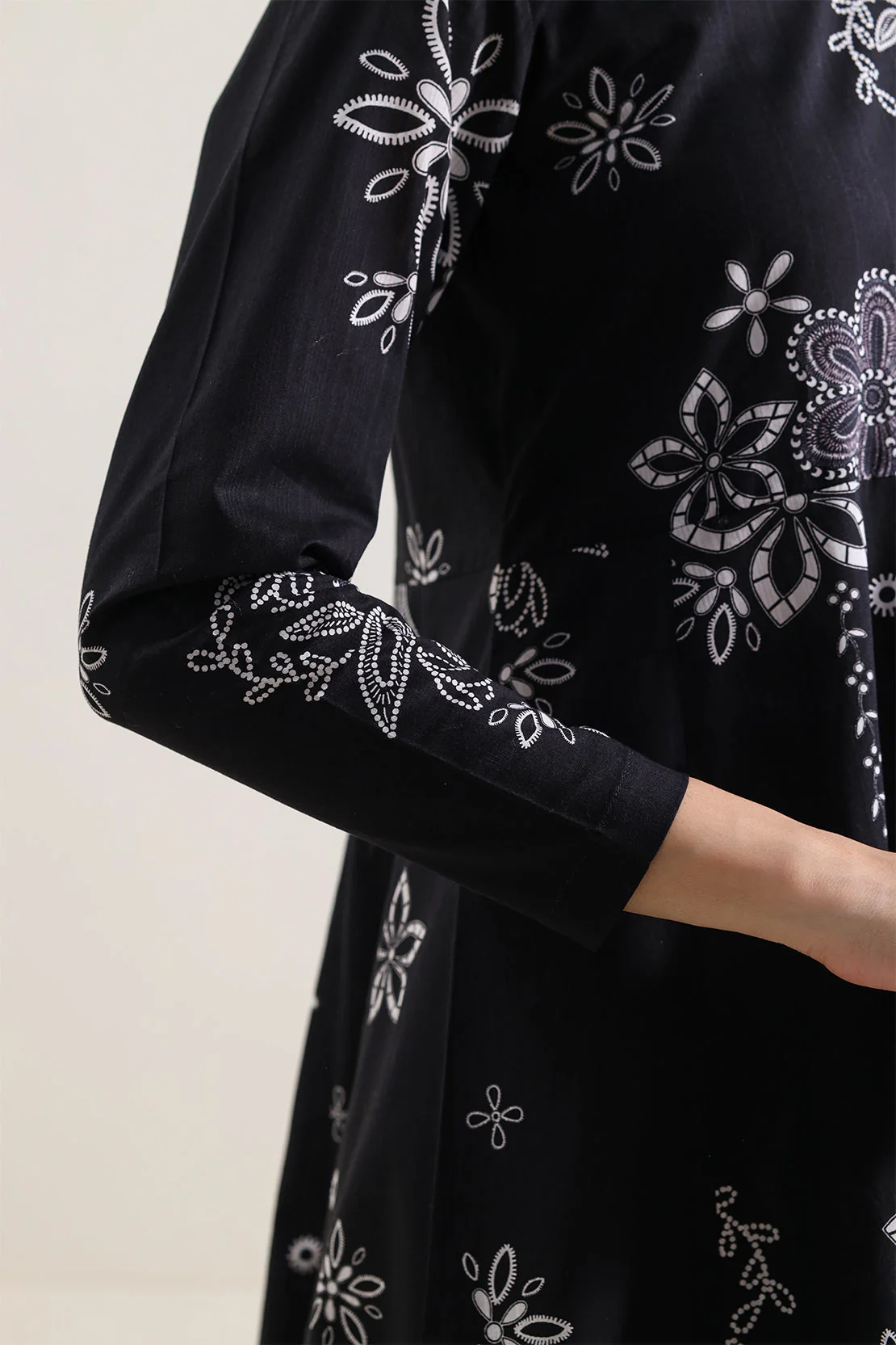 Unstitched Printed Self Strip Lawn 3 Piece - Image 5