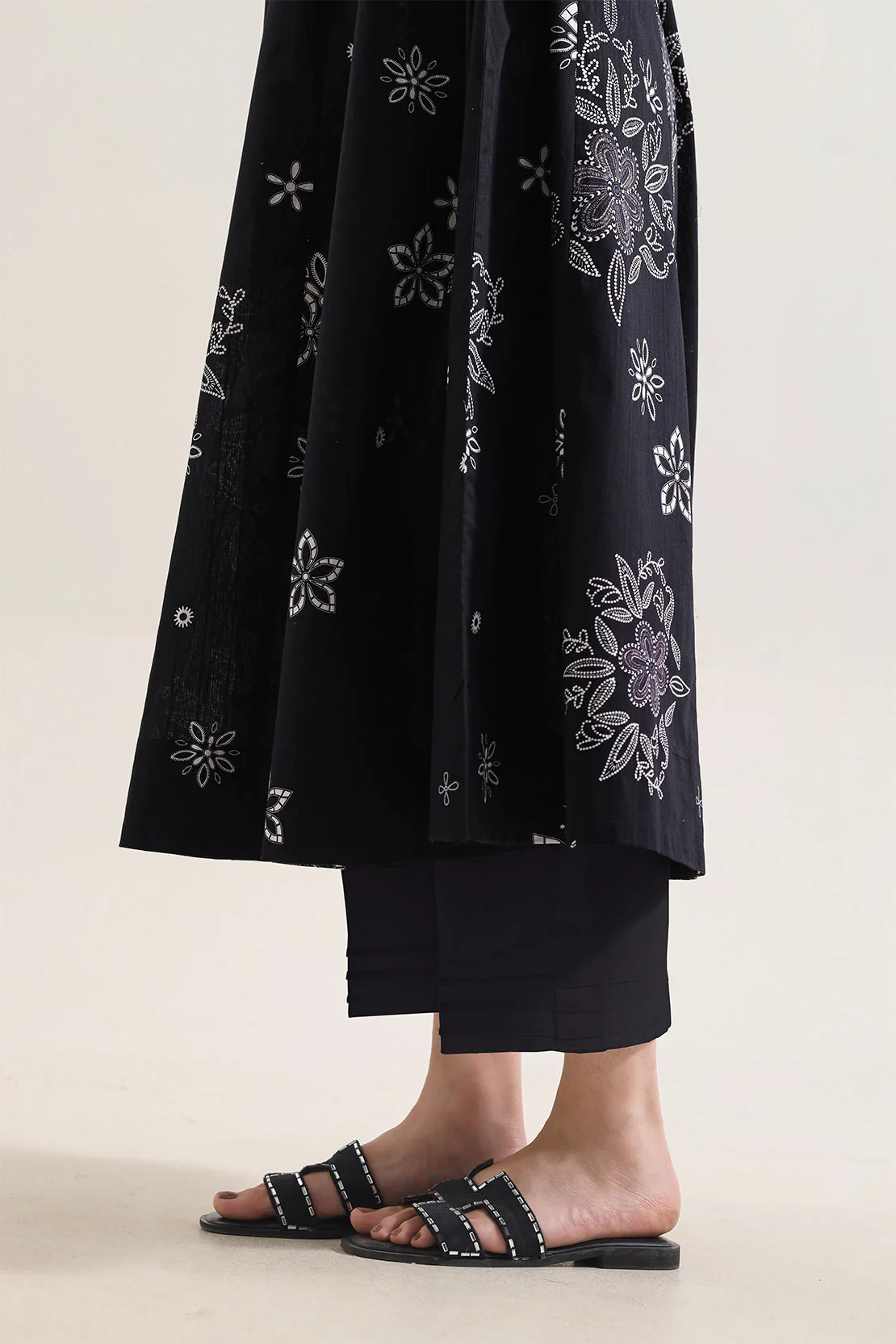 Unstitched Printed Self Strip Lawn 3 Piece - Image 6
