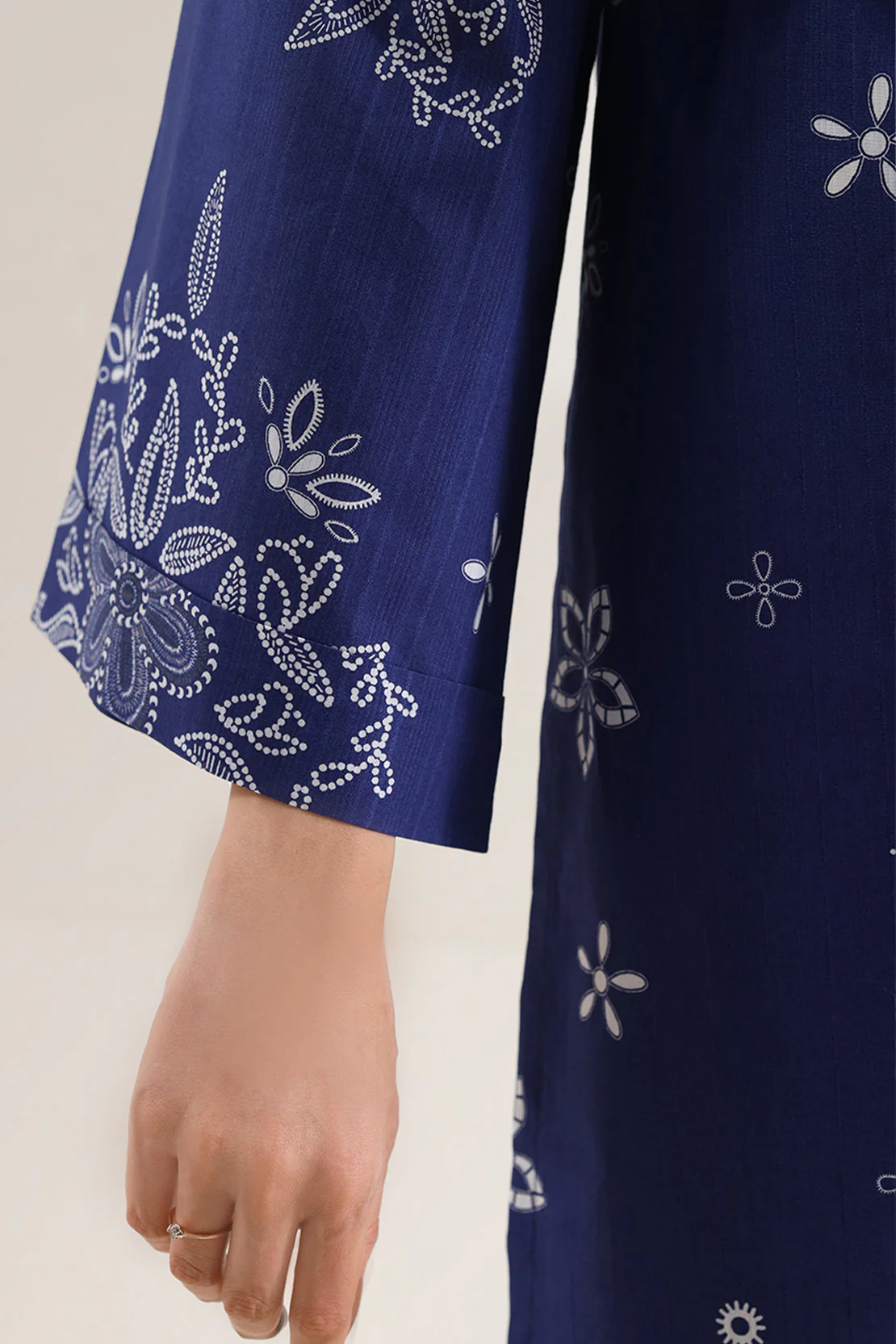 Unstitched Printed Self Strip Lawn 3 Piece - Image 4
