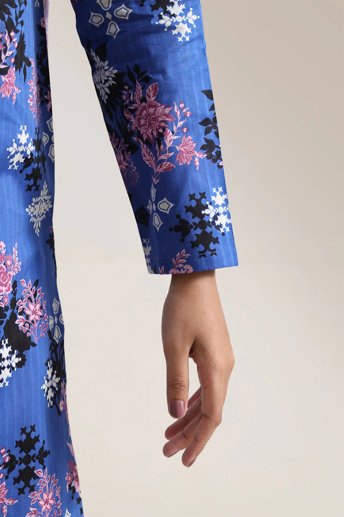 Unstitched Printed Self Strip Lawn 3 Piece - Image 5