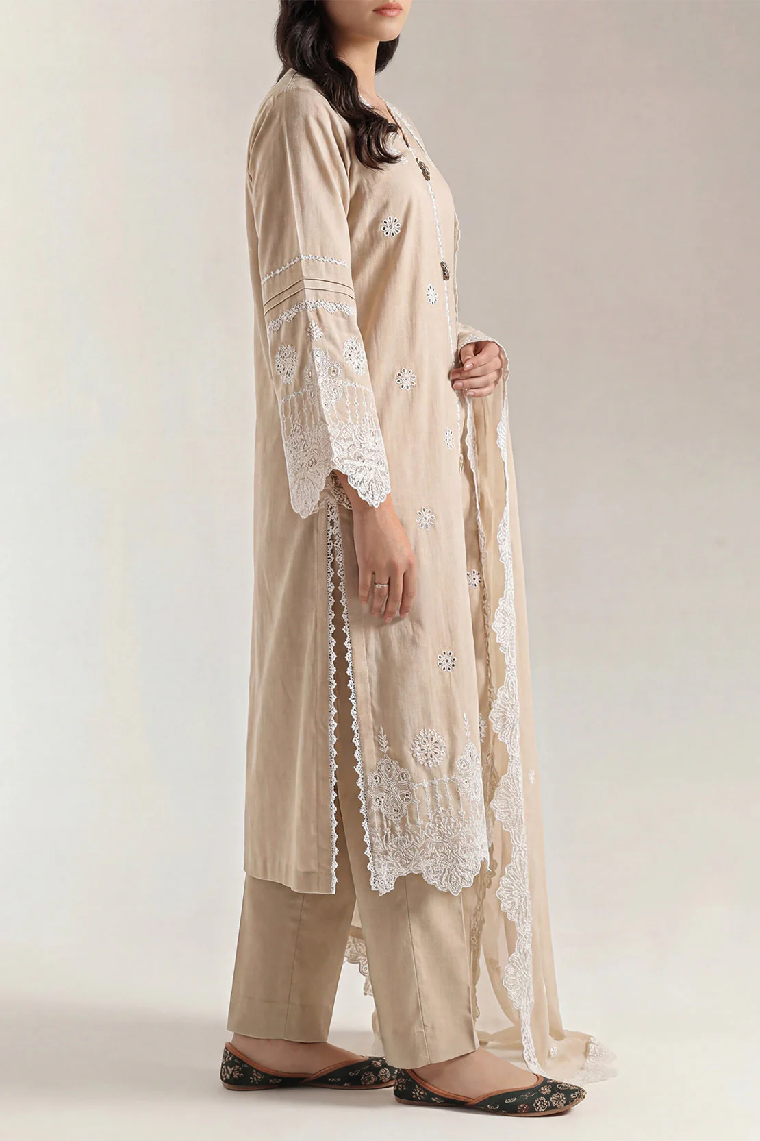 Unstitched Solid Embroidered Cambric 3 Piece Chiffon Dupatta - Image 3